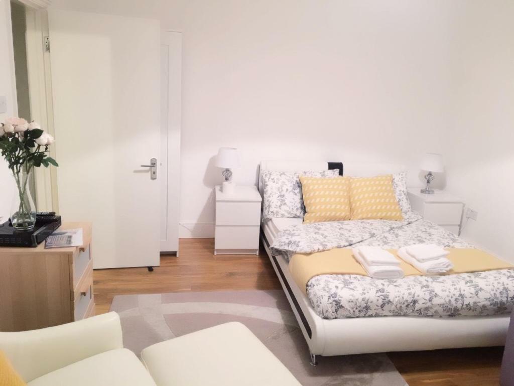 Abbey Wood Station Five Bedroom Self Contained House ภายนอก รูปภาพ